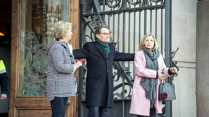 Irene Rigau, Artur Mas y Joana Ortega en la puerta del TSJC antes del juicio por el 9-N/ Sandra Lázaro