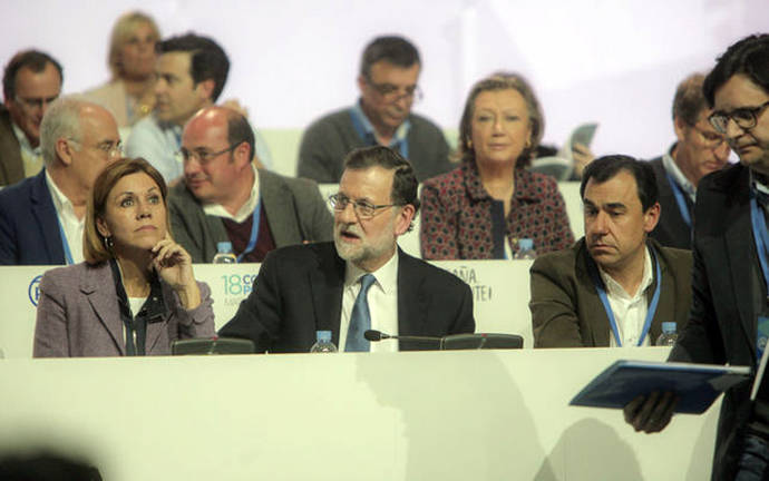Mariano Rajoy, entre María Dolores de Cospedal y Fernando Martínez-Maillo, nuevo coordinador del PP/ JON BARANDICA 