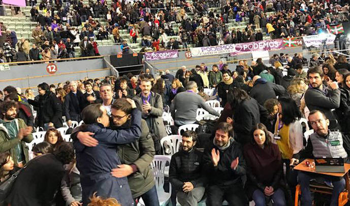 Pablo Iglesias e Íñigo Errejón se saludan con un abrazo tras el discurso de Pablo/ Juan Luis Sánchez