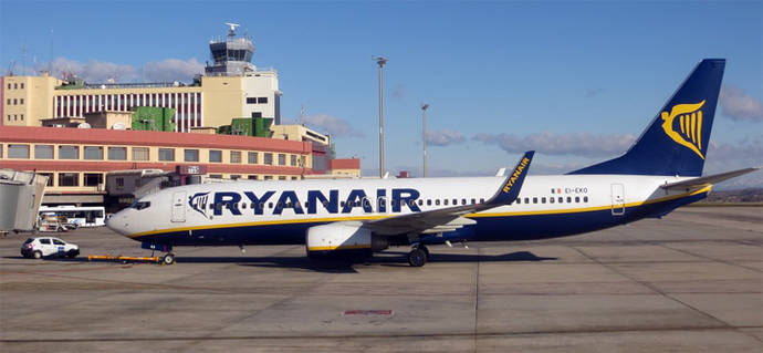 Ryanair advierte que podría cambiar su política de equipajes si los pasajeros no la cumplen