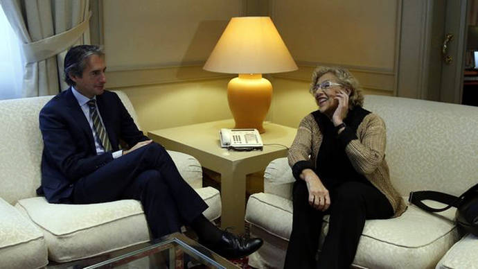 El ministro de Fomento, Iñigo Gómez de la Serna, y la alcaldesa de Madrid, Manuela Carmena