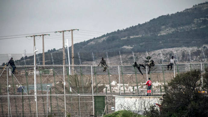 Varios inmigrantes permanecen encaramados en la valla interna de Melilla/ Jesús Blasco de Avellaneda 