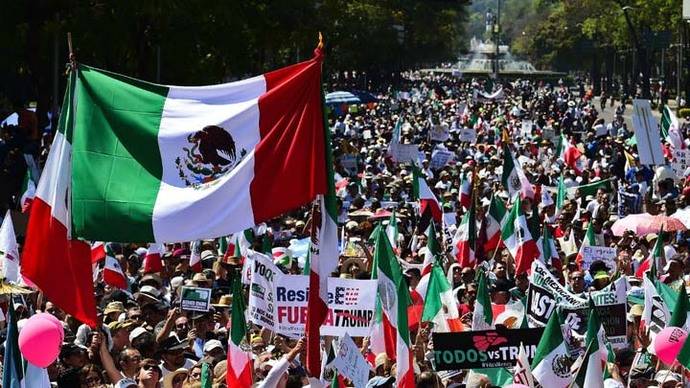 Miles de personas marchan en México contra Donald Trump