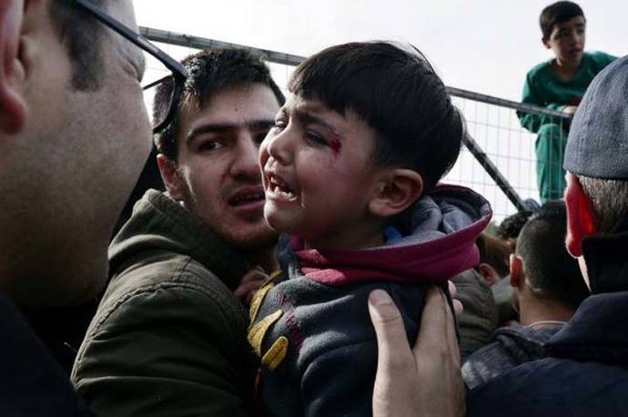 Imagen de referencia: dos refugiados afganos en el campo Hellinikon, en Atenas