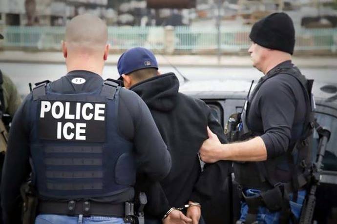 Un hombre es detenido por la policía migratoria en Los Ángeles, California, en medio de las medidas contra migrantes impulsadas por el mandato de Trump.