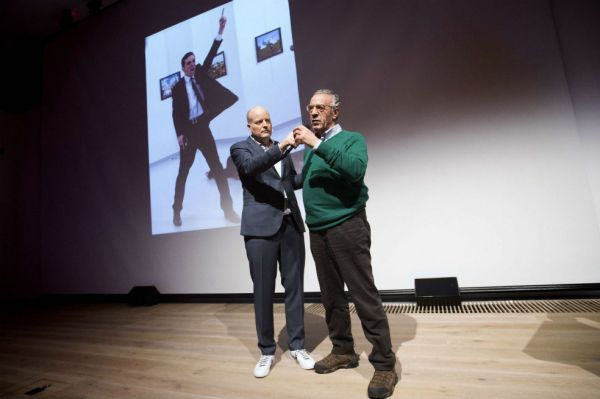 Burhan Ozbilici, el fotógrafo ganador del World Press Photo, y la imagen ganadora durante la recepción del premio.