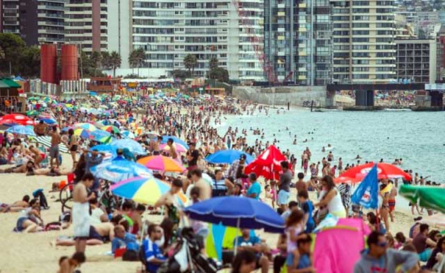 Turistas en playa chilena