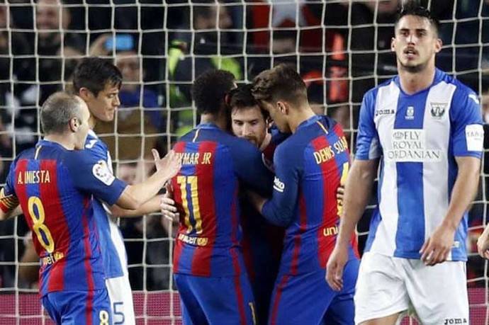 Messi, quien anotó de penalty, celebra el gol de la victoria 