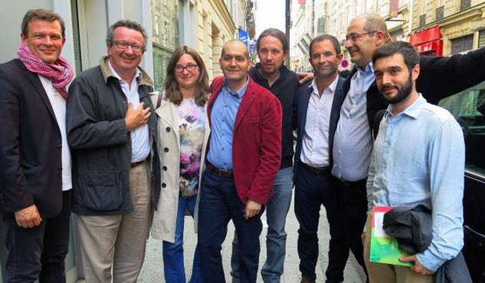 El secretario general de Podemos, Pablo Iglesias, con el candidato del PSF, Benoit Hamon, a su derecha con camisa blanca.