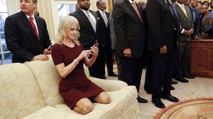 Conway aparece de rodillas sobre un sofá de la oficina presidencial 