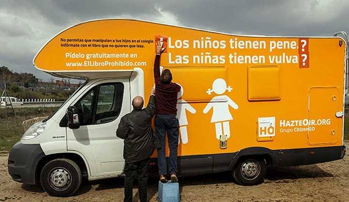 El ligero cambio en el eslogan del autobús contra transexuales