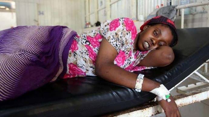 Una mujer recibe asistencia médica en un hospital de Somalia. 