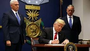 Trump firma decreto que bloquea migración desde seis países musulmanes