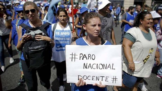 Argentinos toman las calles de Buenos Aires para reclamar aumento salarial