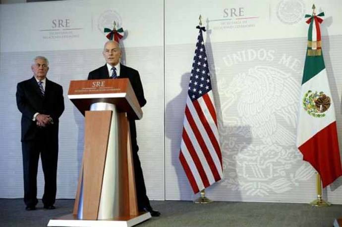 El secretario de Seguridad de Estados Unidos, John Kelly, acompañado por el secretario de Estado de Estados Unidos, Rex Tillerson en Ciudad de México.