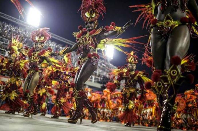 El accidente de una carroza de una escuela de samba, empañó el estreno del carnaval de Río de Janeiro.