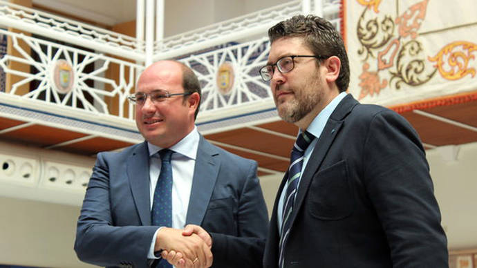 Pedro Antonio Sánchez estrechando la mano de Miguel Sánchez (Ciudadanos) tras la firma de su acuerdo