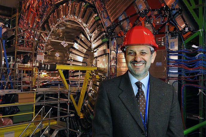 El físico Guido Tonelli delante del detector CMS del Laborotorio Europeo de Física de Partículas