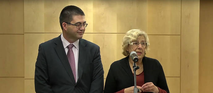 El concejal delegado de Economía y Hacienda del Ayuntamiento de Madrid Carlos Sánchez Mato junto a la alcaldesa Manuela Carmena