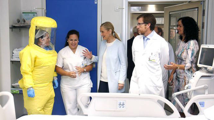 Cristina Cifuentes visitando una unidad del Hospital de La Princesa-Carlos III