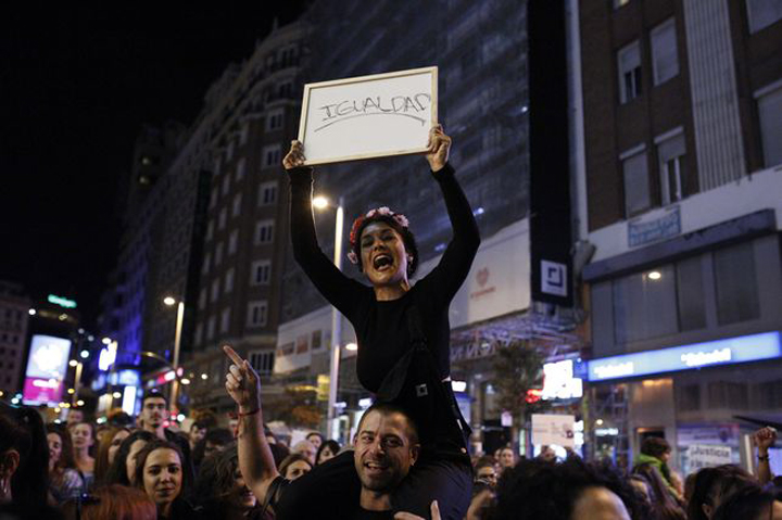 Las mujeres toman la calle por la igualdad de derechos en una marcha de asistencia récord