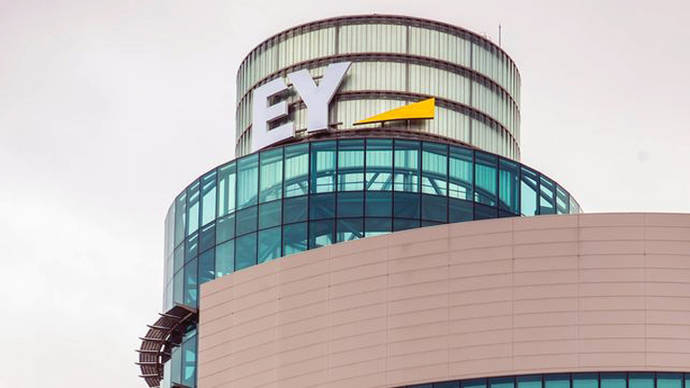 EY 'corona' la Torre Azca de Madrid con la instalación de su logo