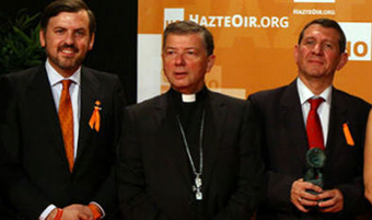 Ignacio Arsuaga, con el exportavoz de la Conferencia Episcopal, Martínez Camino, y el director general de Cope, José Luis Restán, premiados por HazteOir 