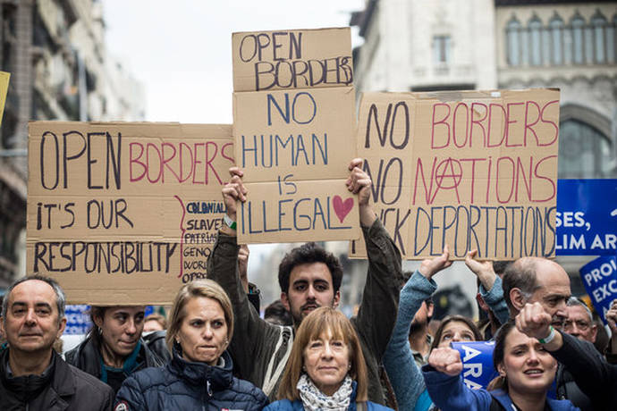 Manifestantes en Barcelona piden abrir fronteras y respetar los derechos de los refugiados
