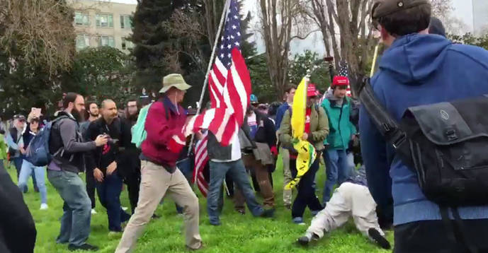 Peleas entre partidarios y detractores de Trump en una manifestación en Berkeley