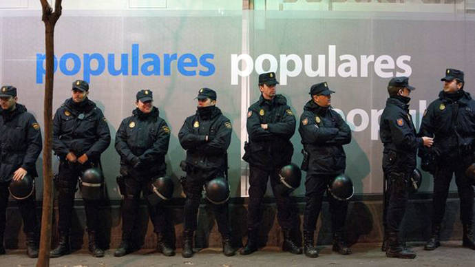 La Policia rodeando la sede del PP