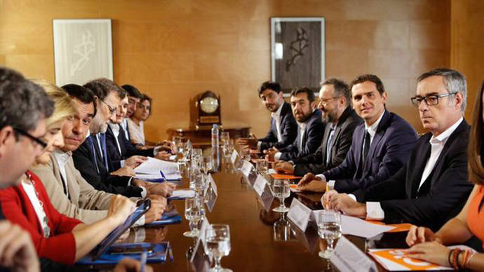 Los equipos negociadores de Ciudadanos y el PP durante una de las reuniones que mantuvieron para cerrar el pacto