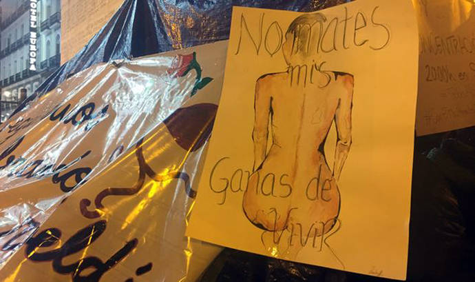 Uno de los carteles instalados en la carpa en la que las mujeres hacen huelga en Sol