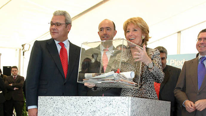 Esperanza Aguirre coloca la primera piedra del hospital de Valdemoro