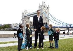  hombre más alto del mundo mide 2,47 mts.