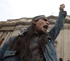 Un hombre grita en una manifestación en Santiago (Chile), a raíz de la muerte de un joven mapuche en enfrentamientos con la policía. 