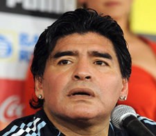 Maradona invitó a los periodistas detractores de su figura a que “se la chuparan”