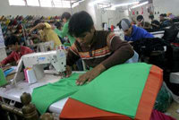 Un obrero trabaja en una fábrica de confecciones textiles en Lima