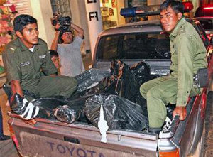 Los cadáveres de los presuntos mercenarios terroristas cuando eran transportados fuera del lugar de los hechos