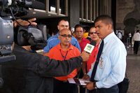 Douglas Camero (d) habla con periodistas
