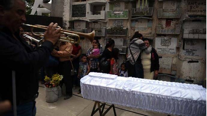 Guatemala despide a las 36 jóvenes muertas en incendio de un refugio
