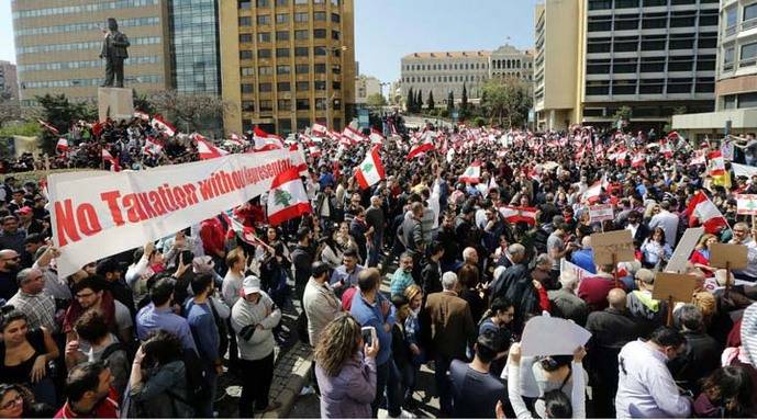 Libaneses protestan por la subida de impuestos y la corrupción