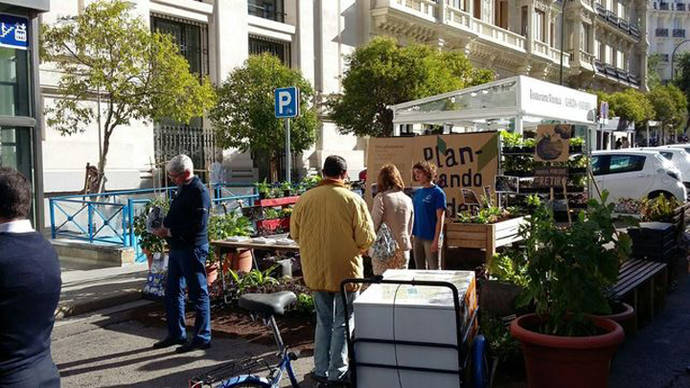 Huertos urbanos sustituyen a lo que normalmente son aparcamientos para coches durante la celebración el Parking Day