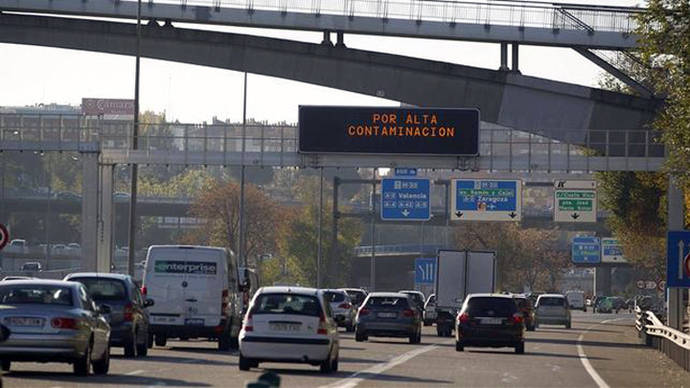 Panel con avisos por contaminacion en Madrid