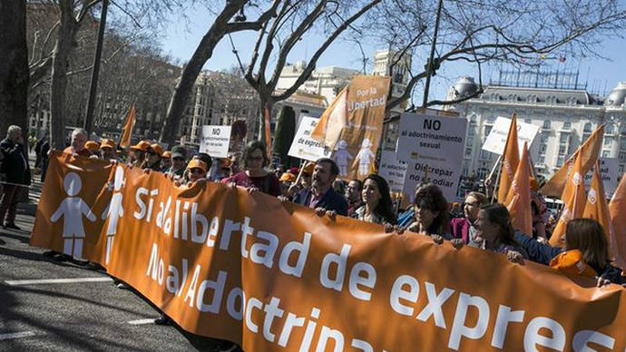 Unas 300 personas apoyan en manifestación al bus tránsfobo de HazteOir