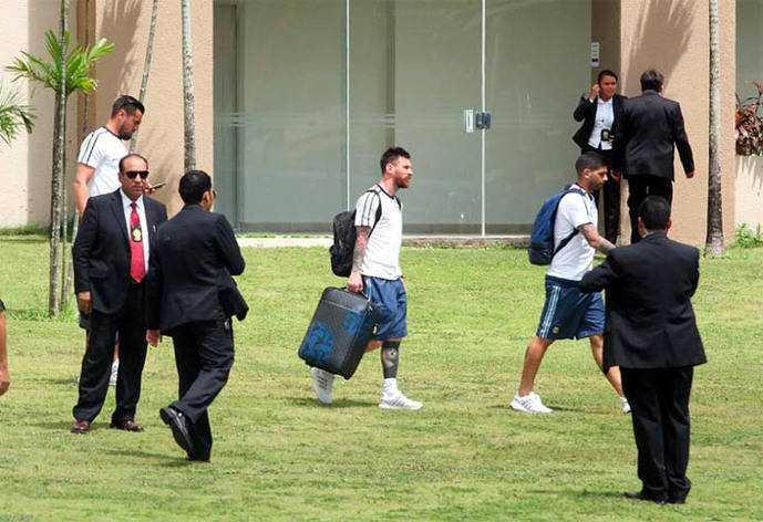 Lionel Messi en el aeropuerto de Santa Cruz, Bolivia, para abordar el vuelo que lo llevaría a La Paz