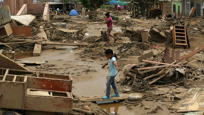 Destituyen viceministra por tomar el sol mientras Perú se inundaba