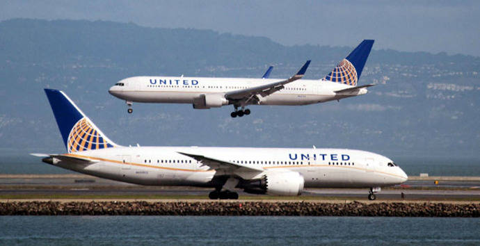 Por usar “leggins”, dos adolescentes no pudieron abordar vuelo de United Airlines