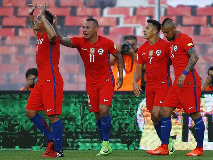 Celebran los chilenos; Paredes, Vargas, Sánchez y Vidal.

