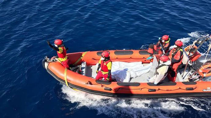 Embarcación de Proactiva Open Arms con los cadáveres que han recuperado del mar este 23 de marzo de 2017