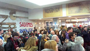 Vecinos, médicos y pacientes se encierran en el hospital Ramón y Cajal por los recortes en Sanidad de Cifuentes